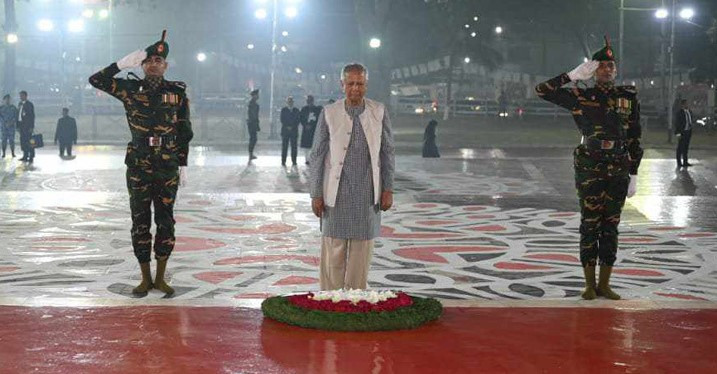 শহীদ মিনারে প্রধান উপদেষ্টার পুষ্পস্তবক অর্পণ